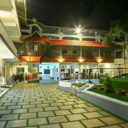 Lake Palace Family Resort Kumarakom Exterior photo