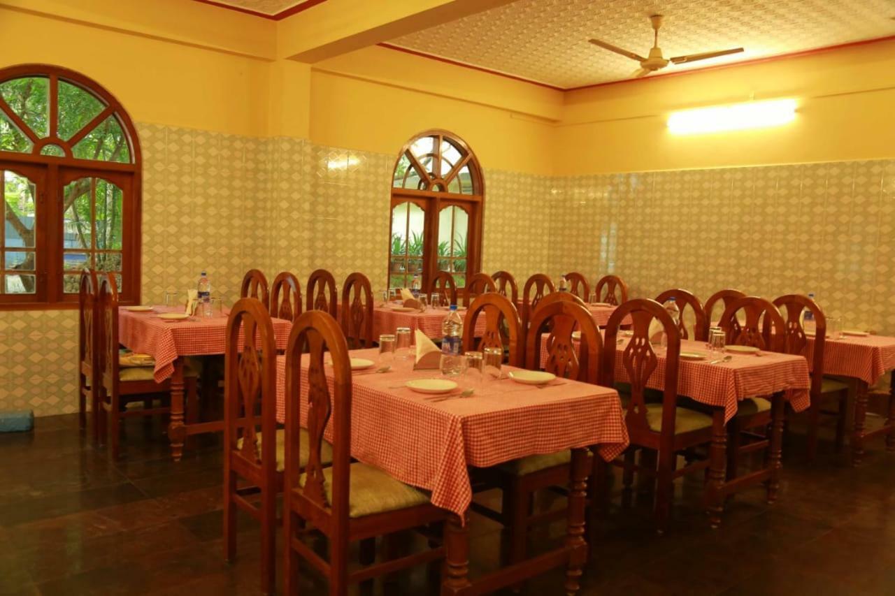 Lake Palace Family Resort Kumarakom Exterior photo