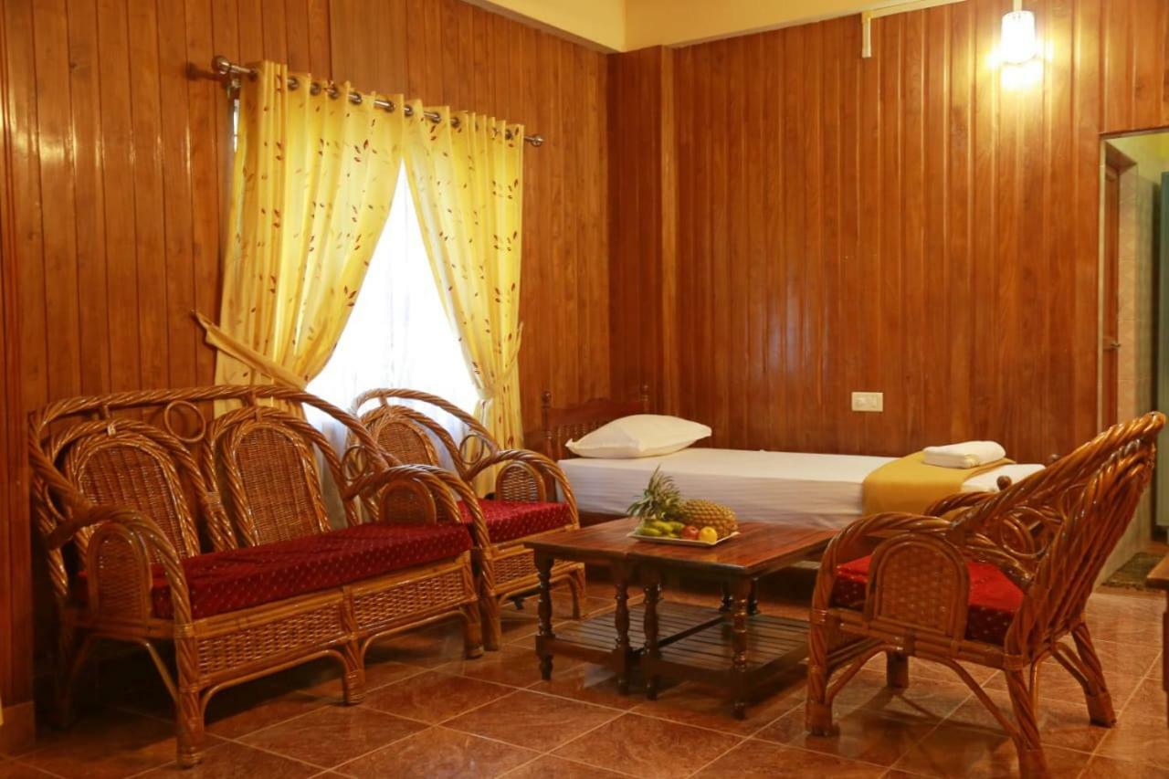 Lake Palace Family Resort Kumarakom Exterior photo